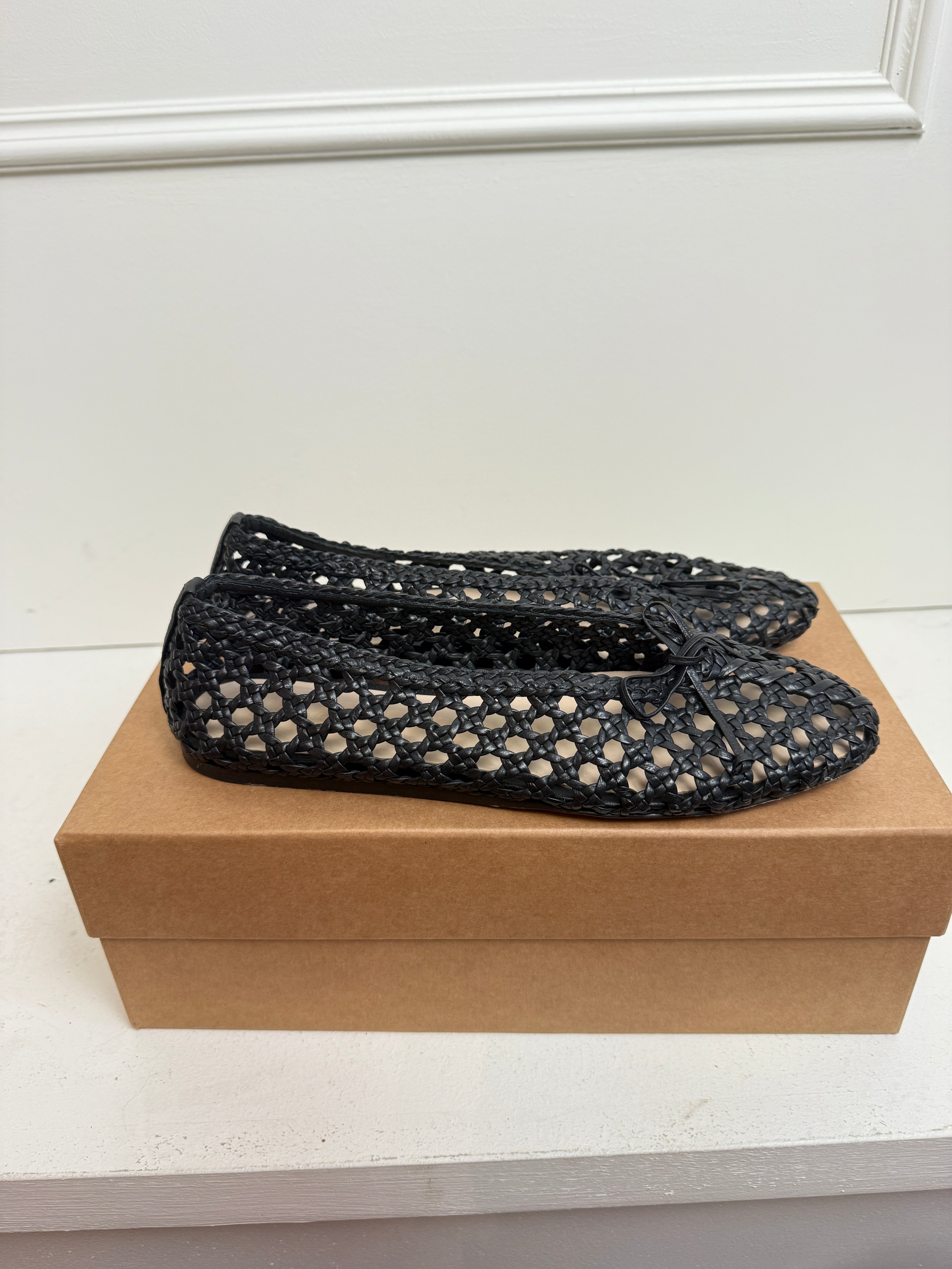 Le Monde Beryl Regency Slipper in Black Woven Leather (39)