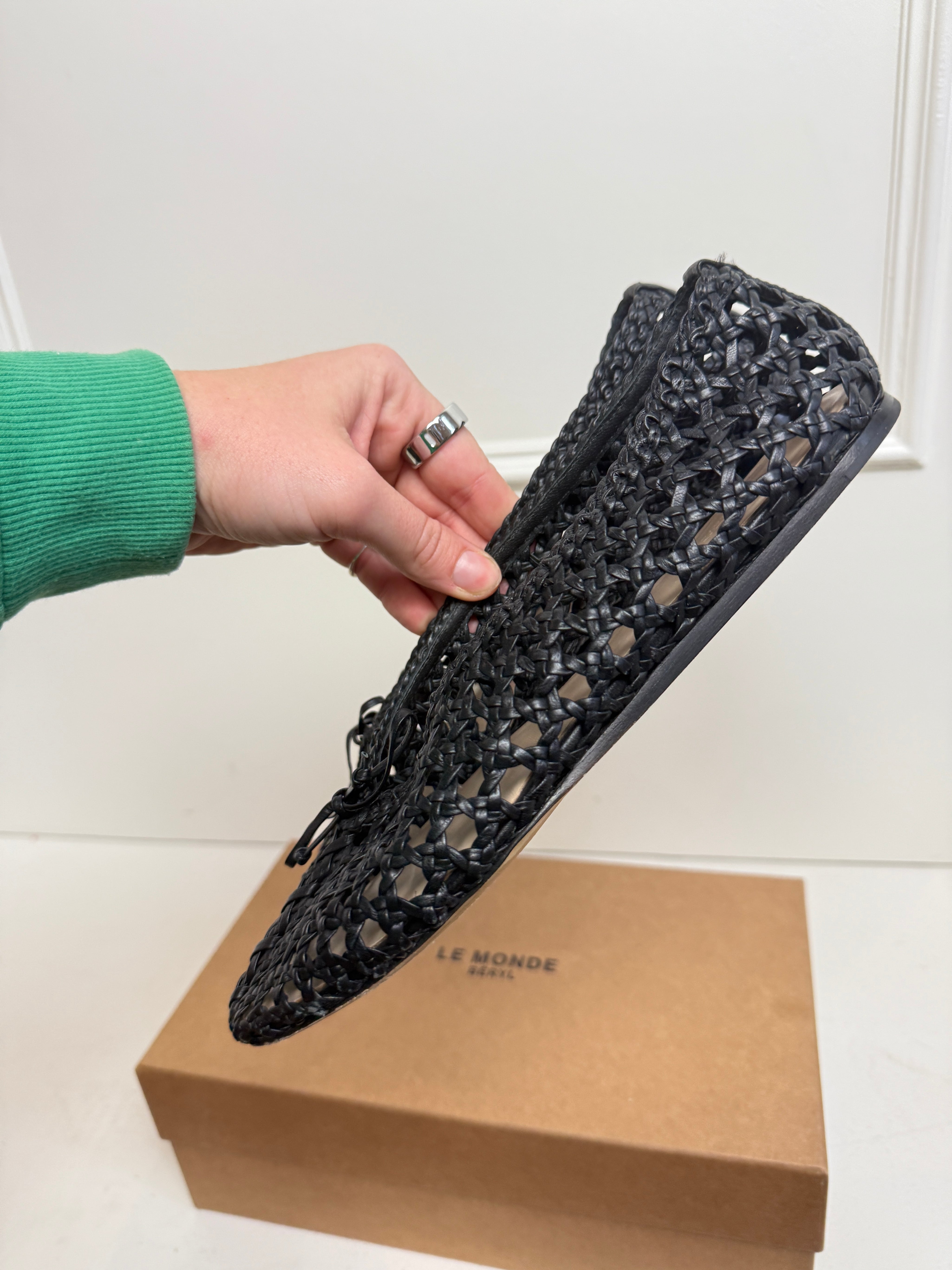 Le Monde Beryl Regency Slipper in Black Woven Leather (39)