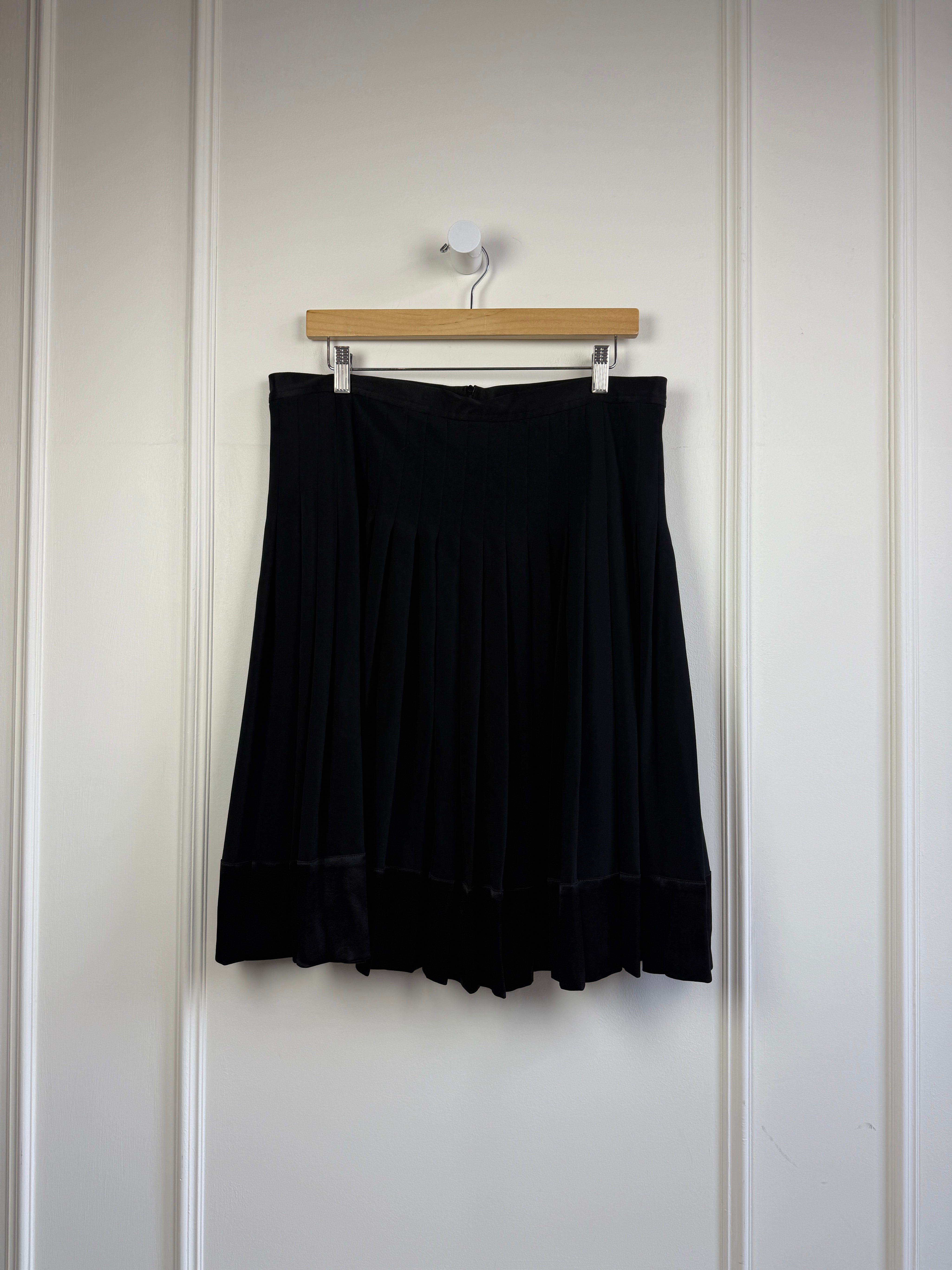 Burberry Pleated Skirt (10/L)