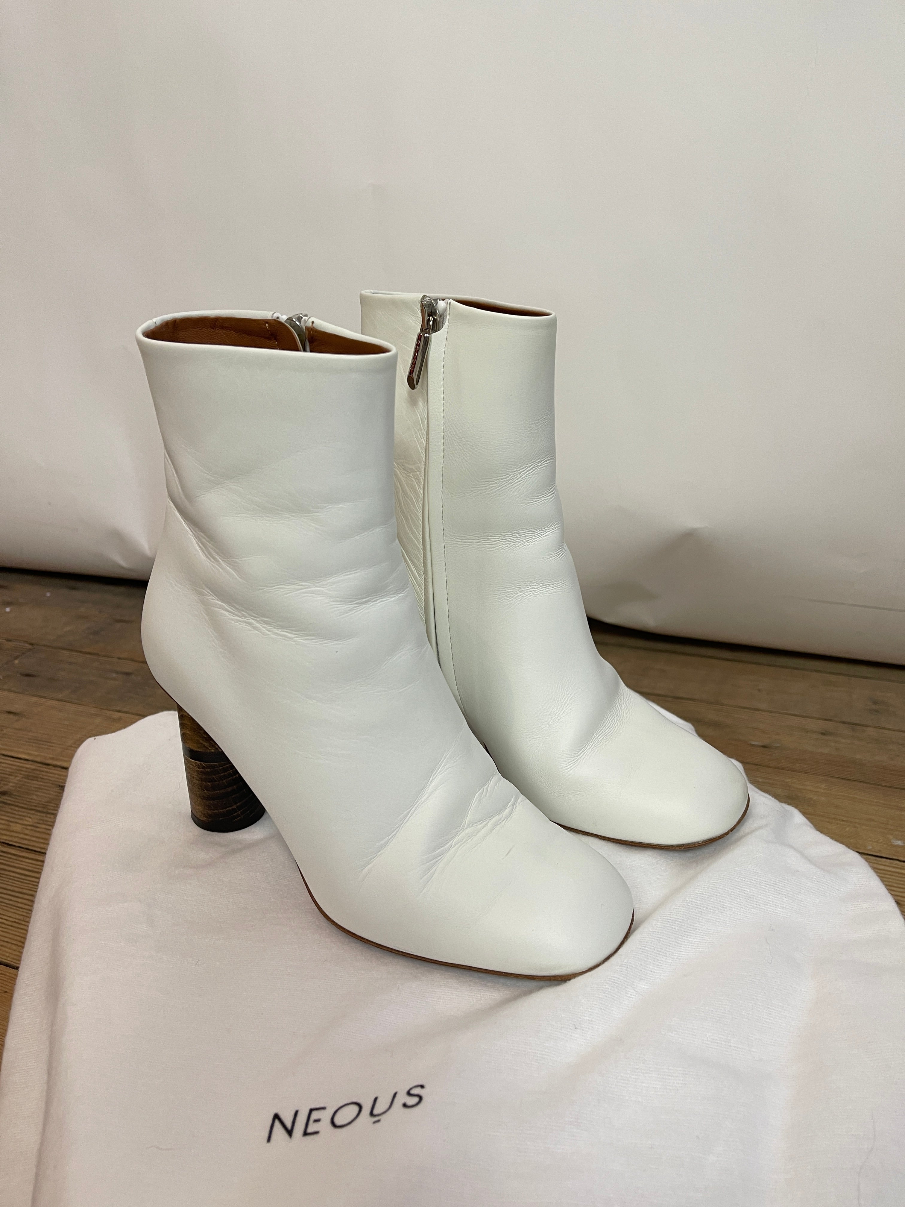 Neous Clowesia White Boot (37)