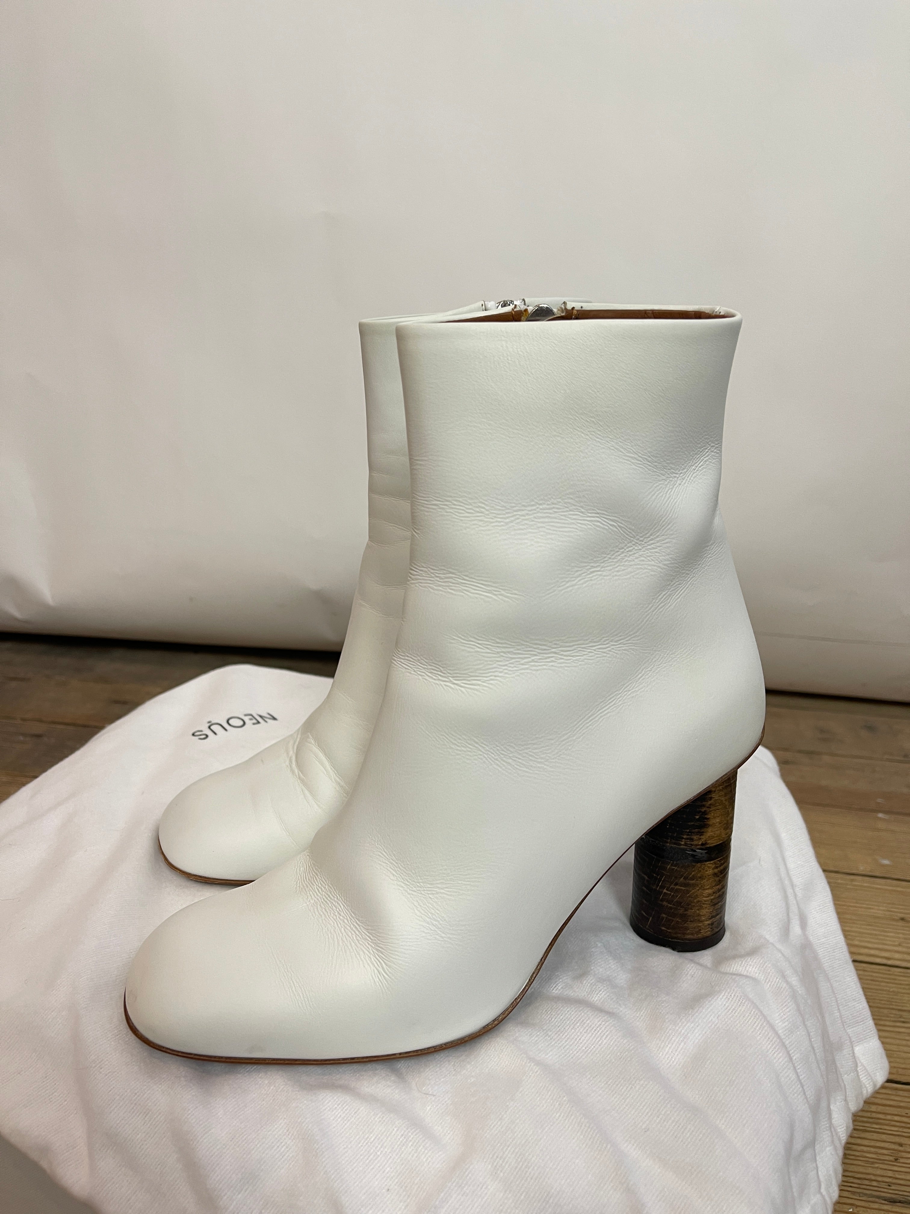 Neous Clowesia White Boot (37)