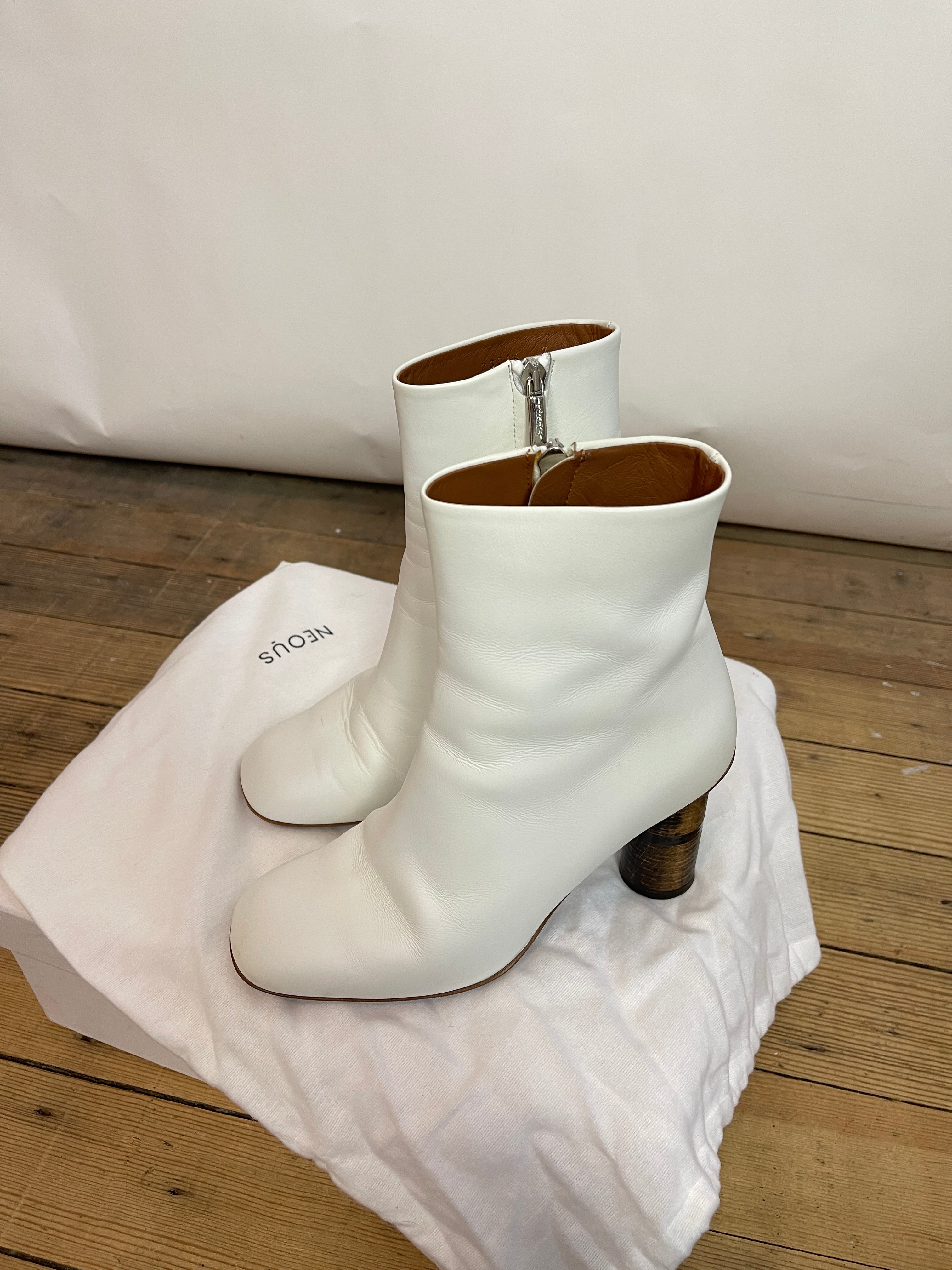 Neous Clowesia White Boot (37)