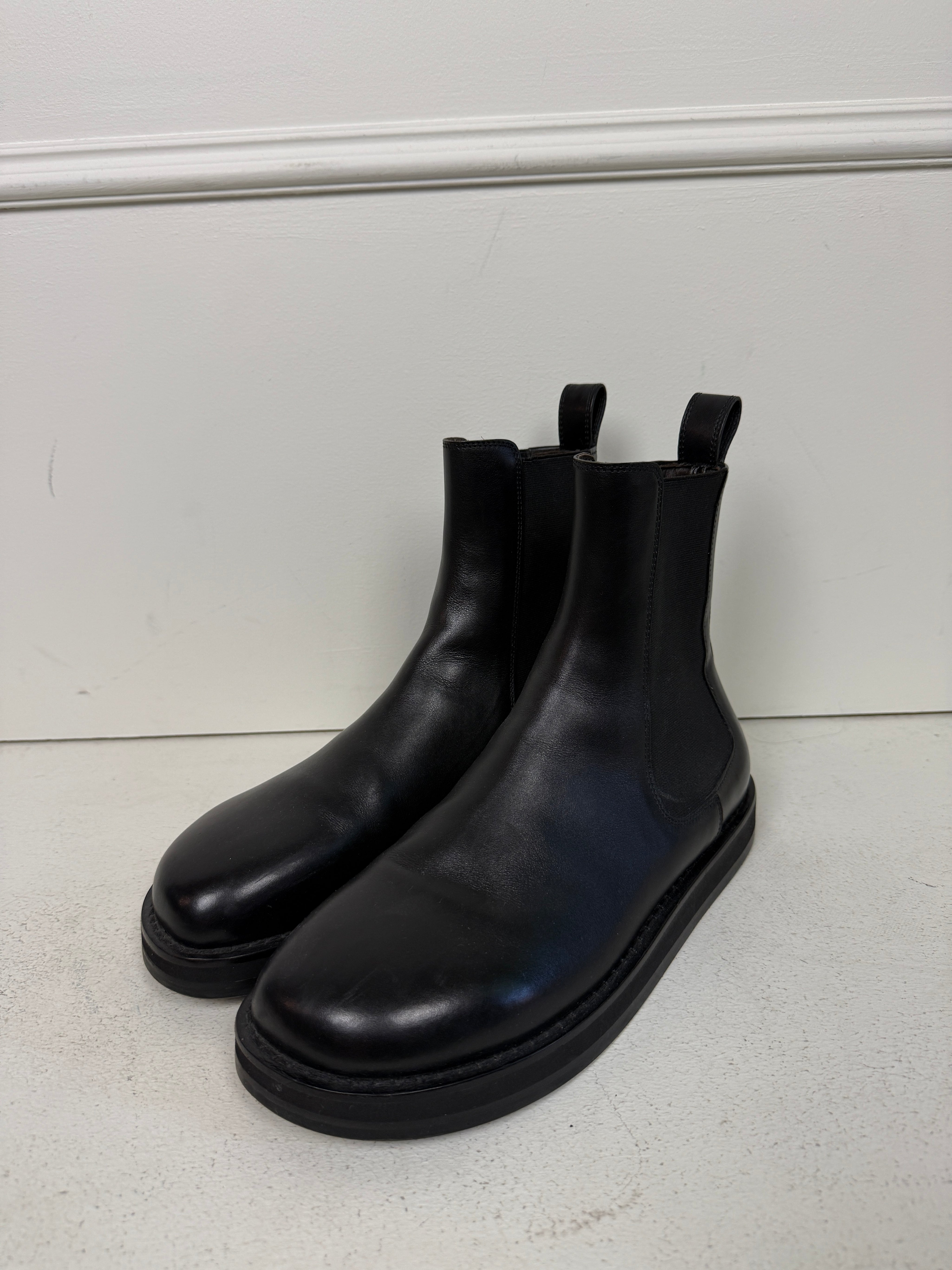 The Row Gaia Leather Chelsea Boots (39.5)