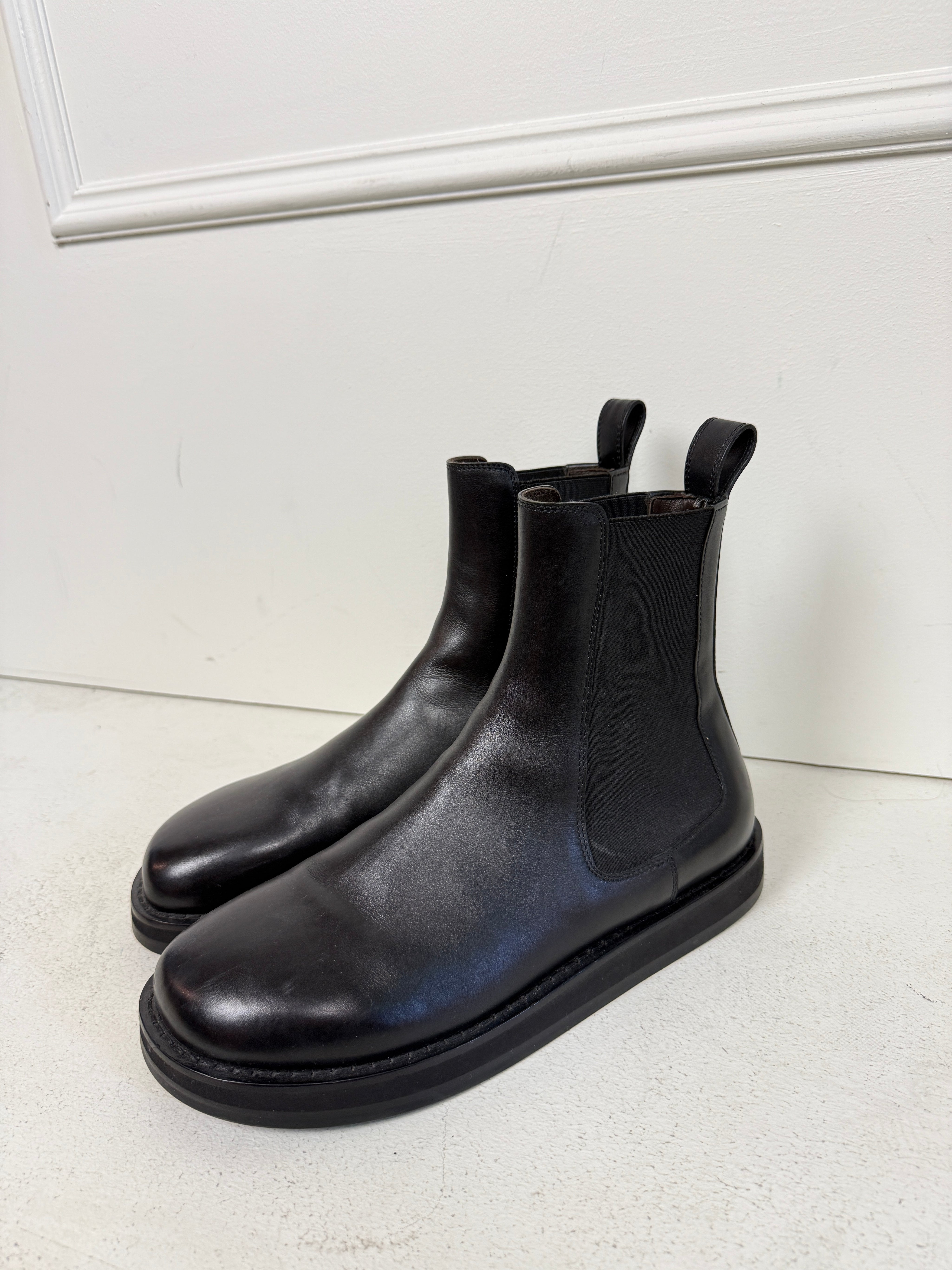 The Row Gaia Leather Chelsea Boots (39.5)