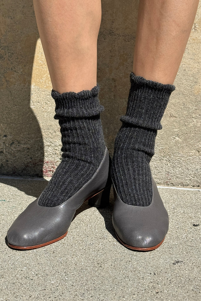 Le Bon Shoppe - Linen Scallop Socks | Charcoal