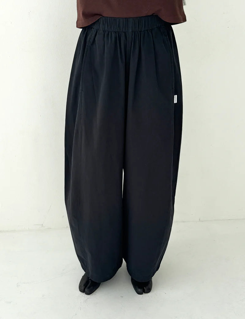 ParachutePants_Black_1_1.webp