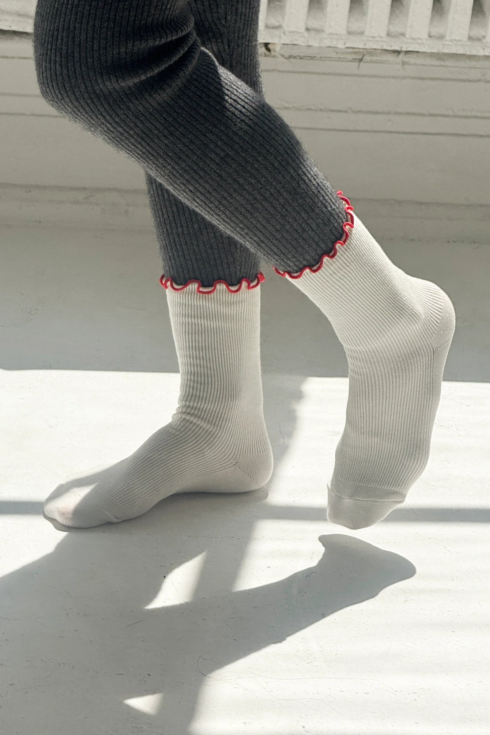 Le Bon Shoppe - Ruffled Modla Socks | Cream / Red Edge