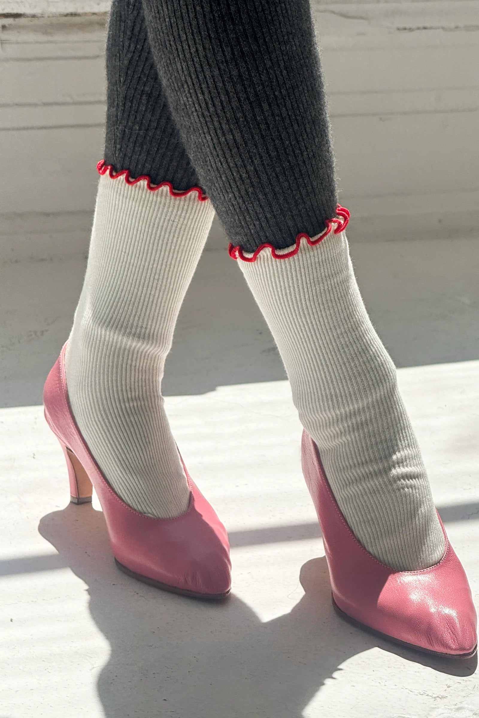 Le Bon Shoppe - Ruffled Modla Socks | Cream / Red Edge