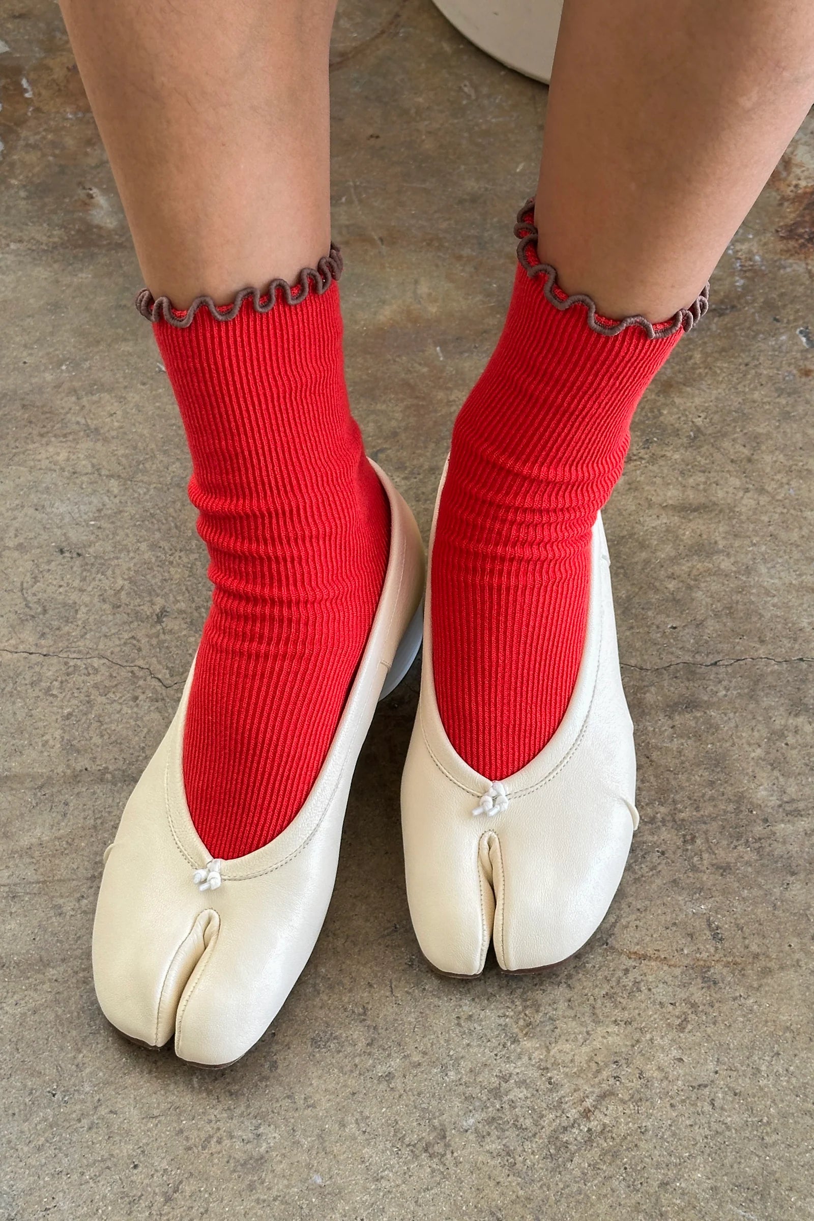 Le Bon Shoppe - Ruffled Modla Socks | Paprika / Brown Edg