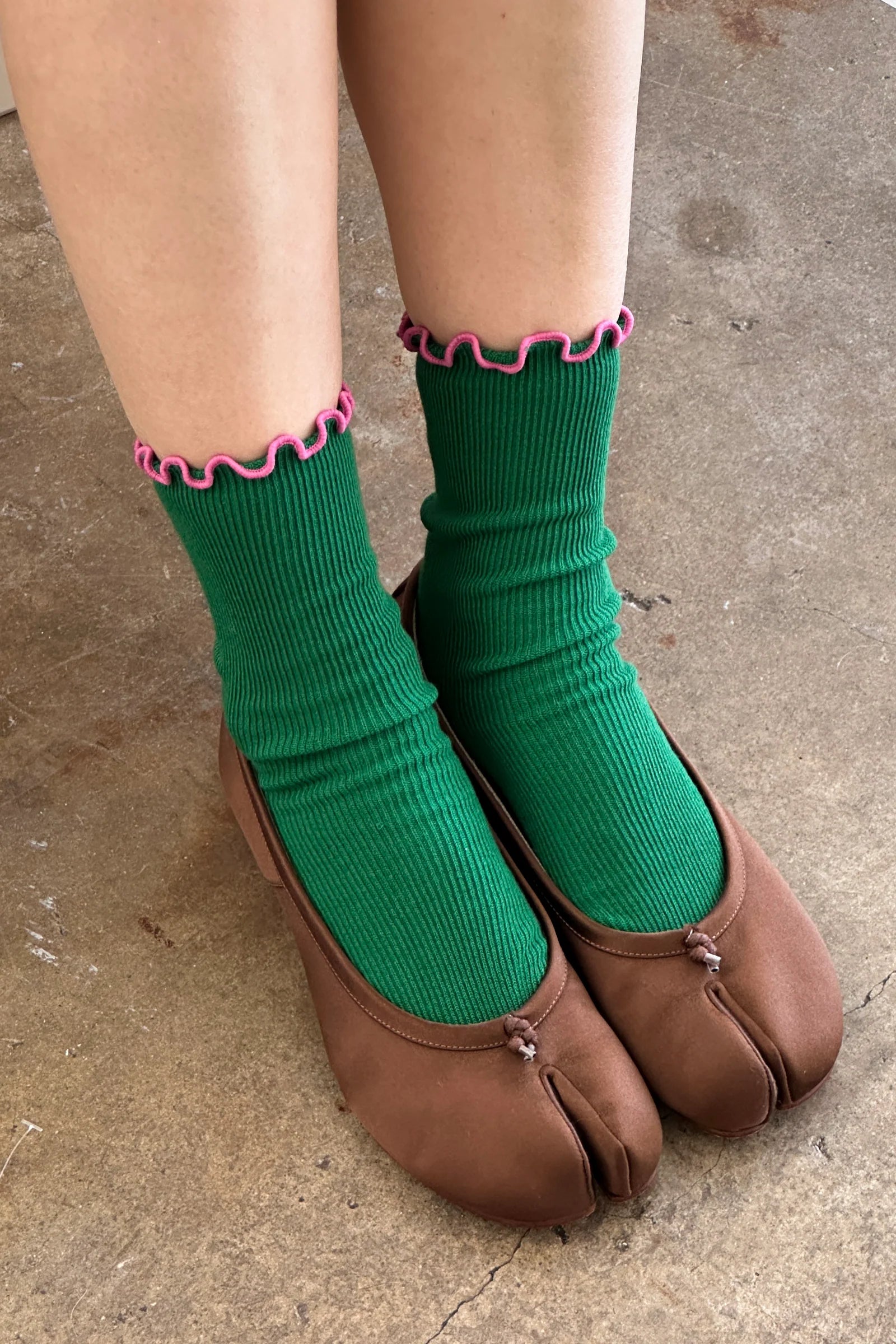 Le Bon Shoppe - Ruffled Modla Socks | Spinach / Pink Edge