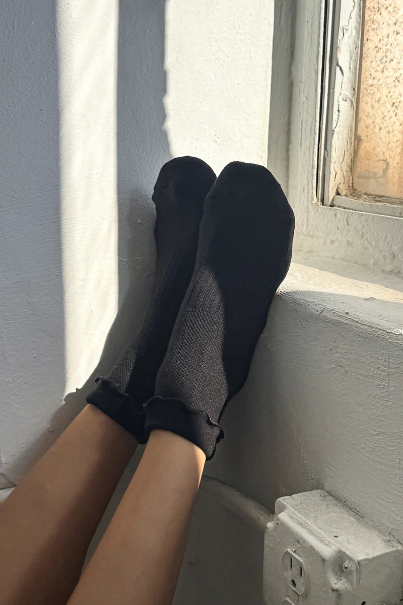 Le Bon Shoppe - Ruffled Hugger Crew Socks | Black