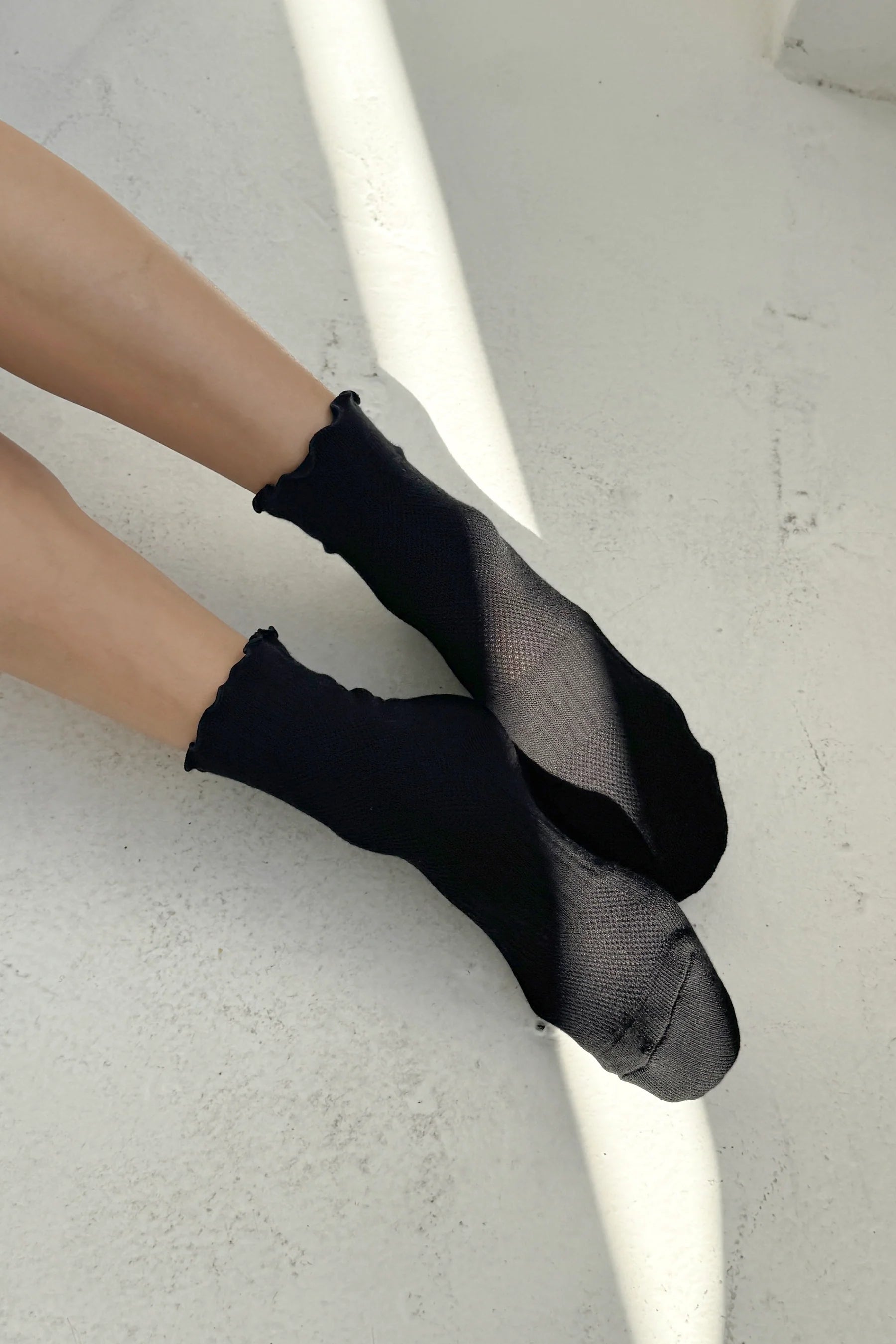 Le Bon Shoppe - Ruffled Hugger Crew Socks | Black