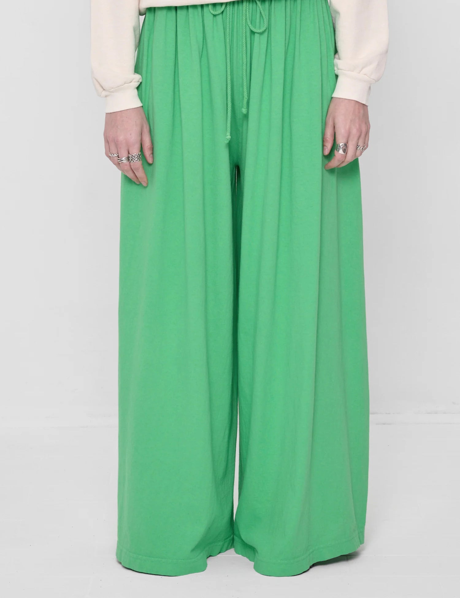 TubularPants_Nice_Grass_Camila_1.webp