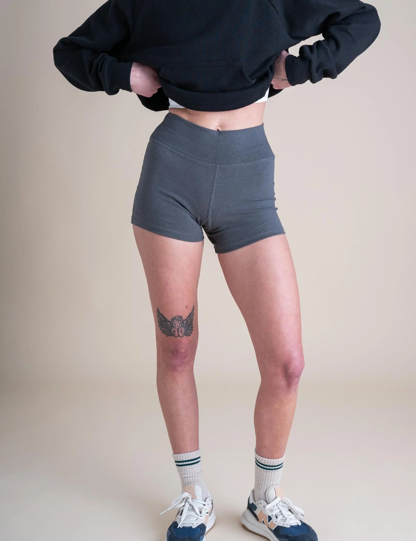 Yoga-Shorts-Concrete-Avery-3.webp