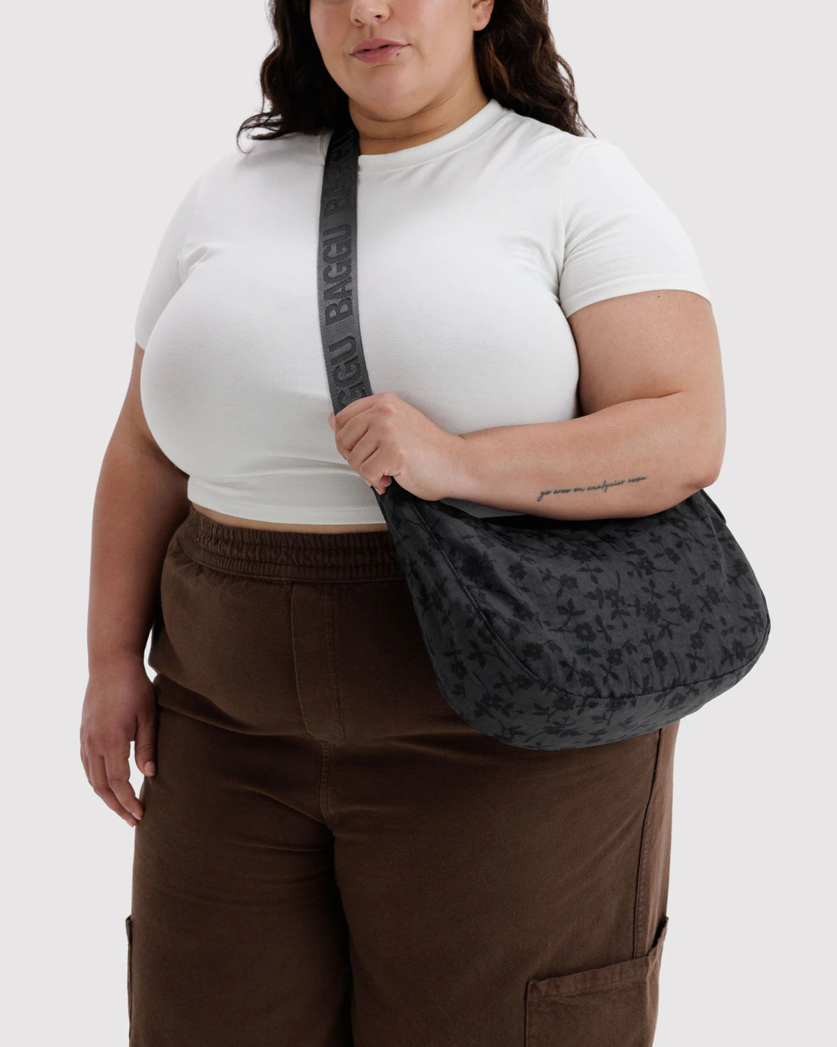 Baggu - Medium Nylon Crescent Bag | Charcoal Ditsy Floral
