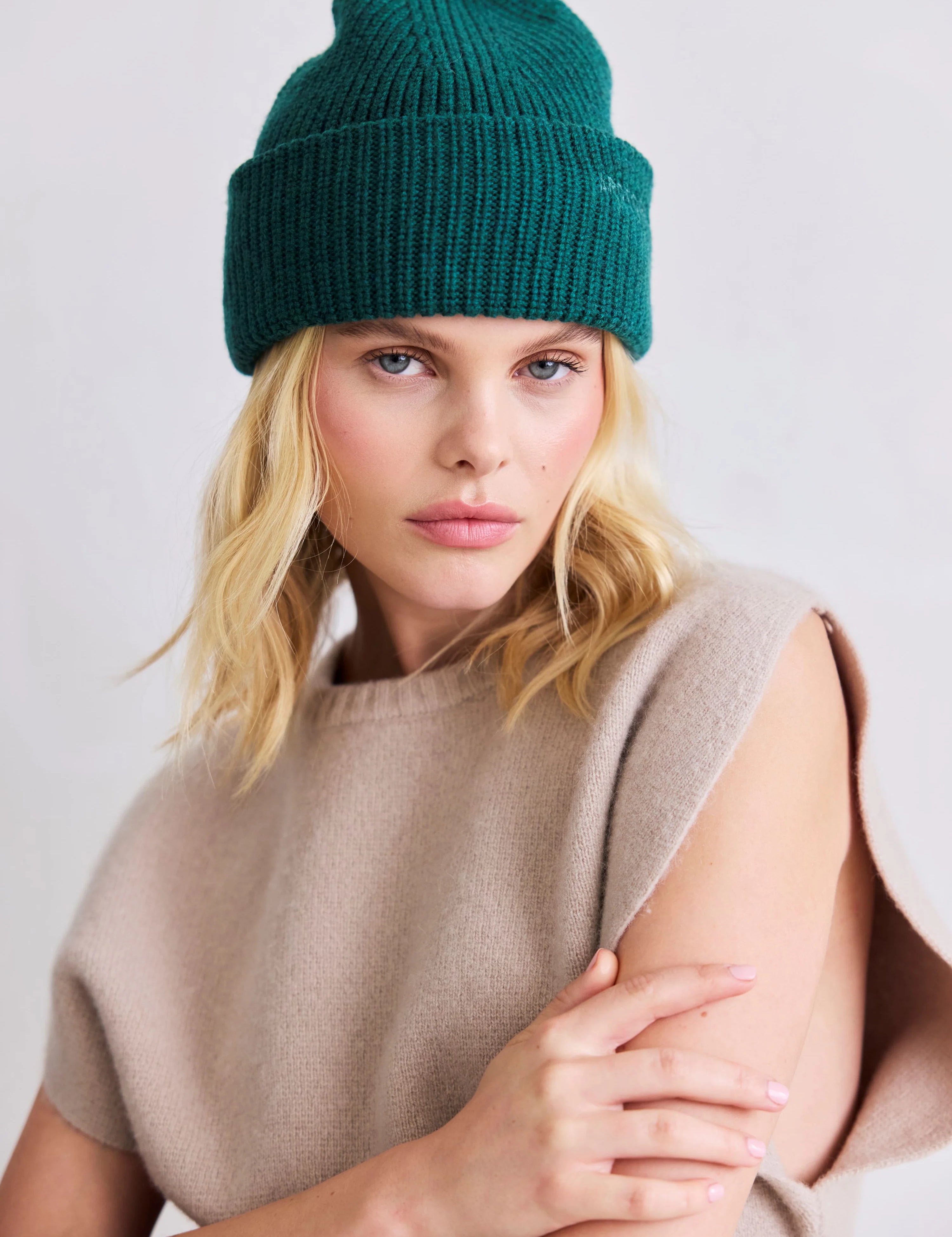 arctic-fox-merino-wool-embroidered-beanie-green-autumn-winter-25-m3.webp