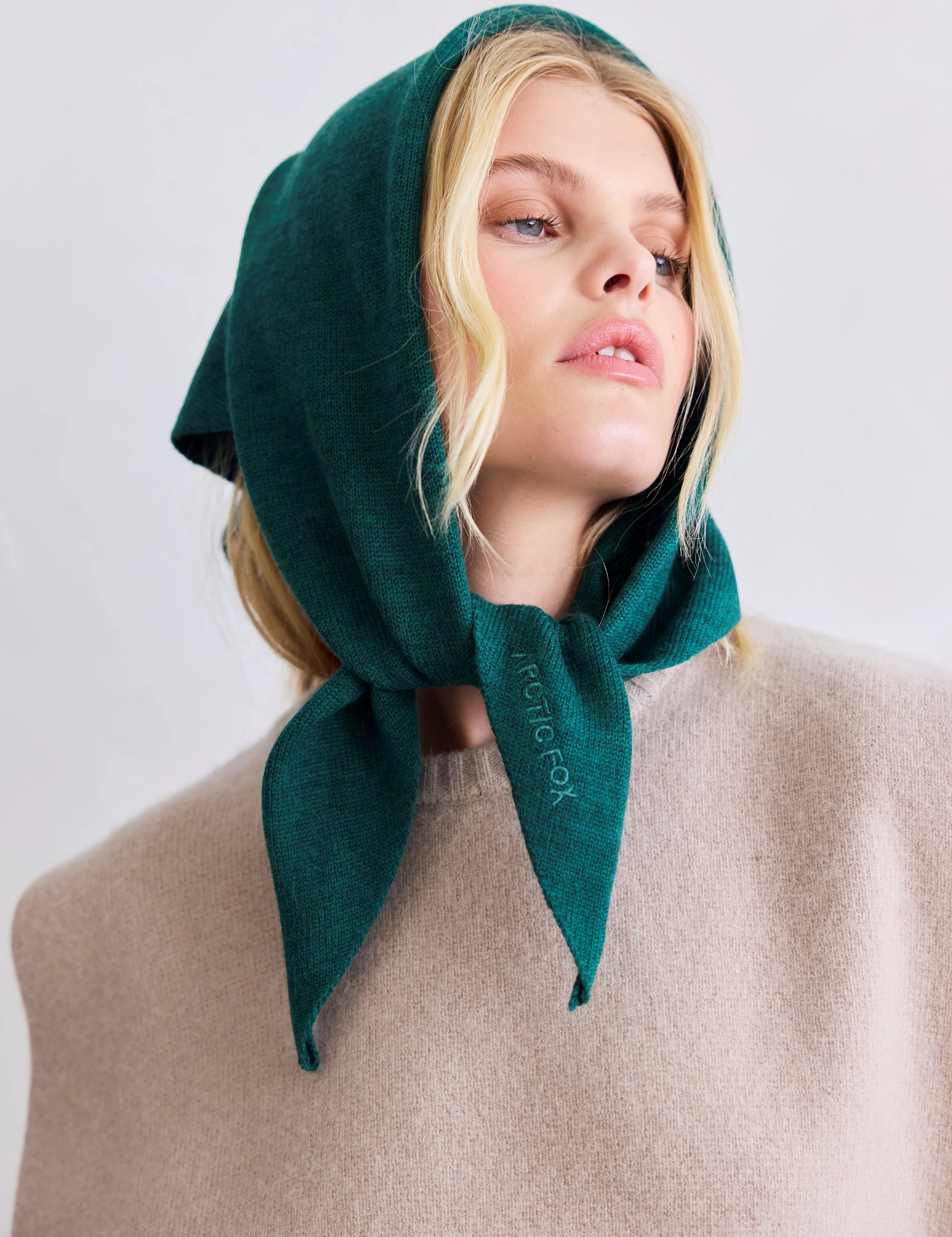 arctic-fox-merino-wool-triangle-scarf-green-autumn-winter-25-m2.webp