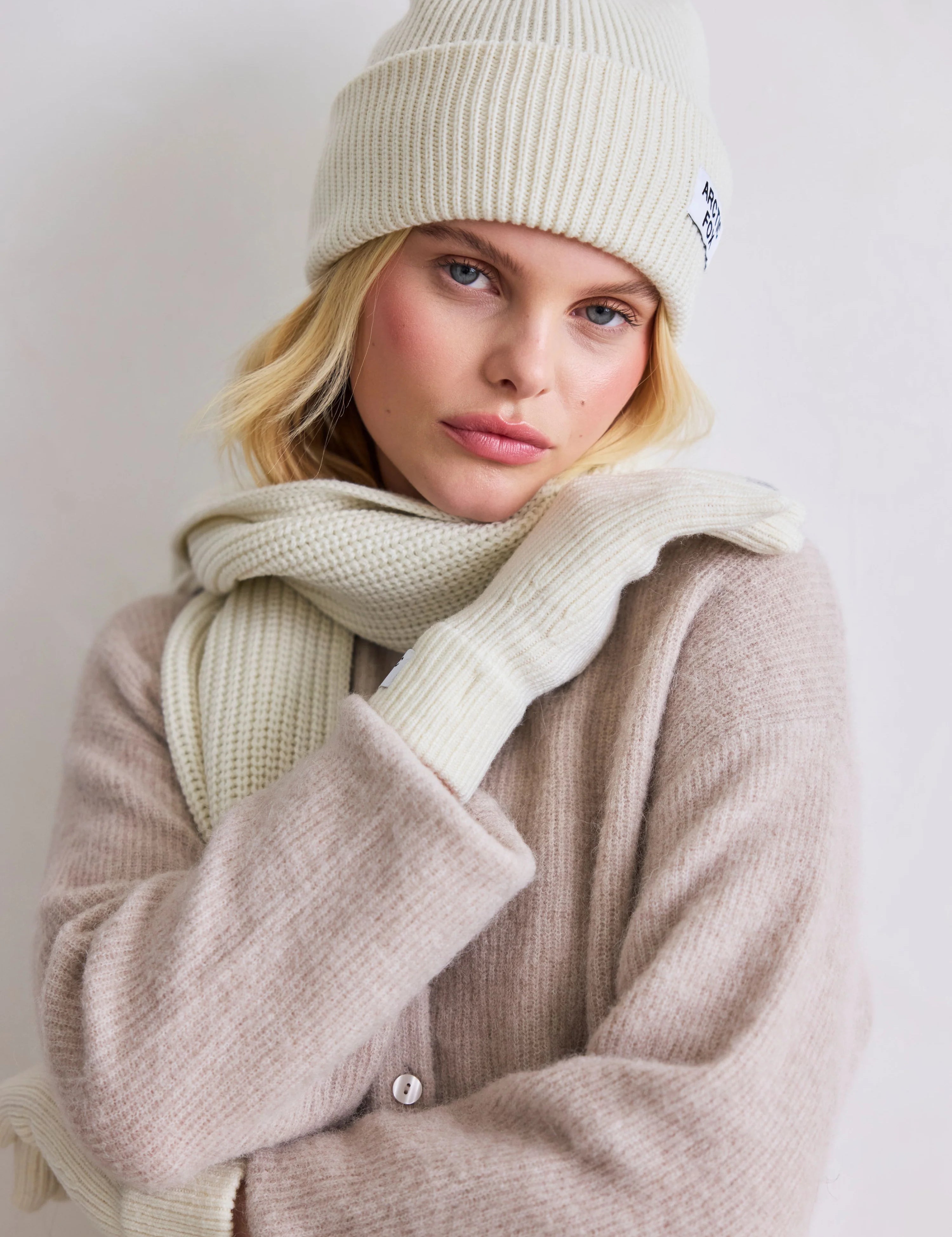 arctic-fox-recycled-bottle-beanie-winter-white-autumn-winter-25-m2_883146e1-d35d-4955-a9ba-845fe47cd830.webp