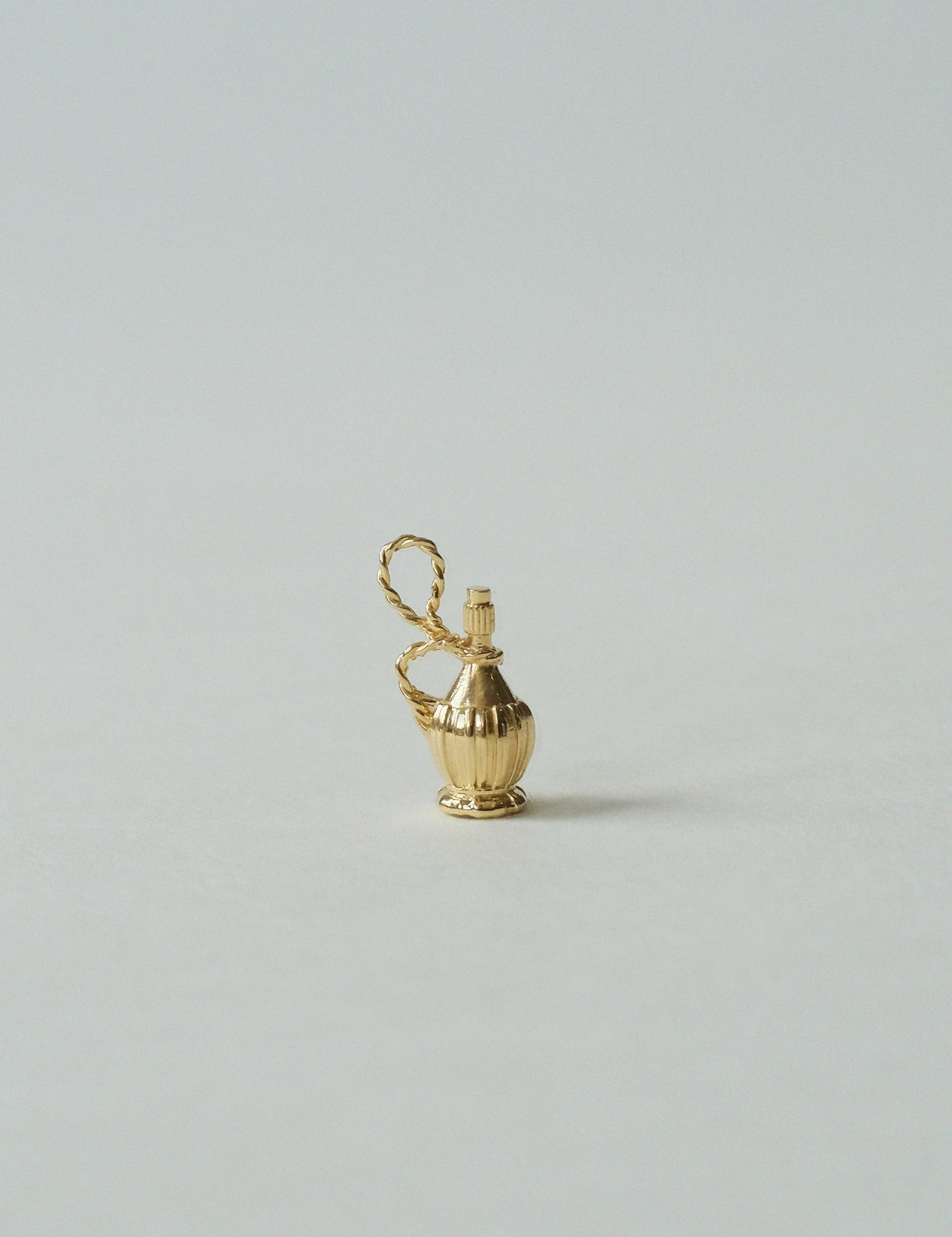 ilikeithereclub-bottle-charm-gold_2048x_2f191724-f63c-418b-8a9e-980d1912955f.webp