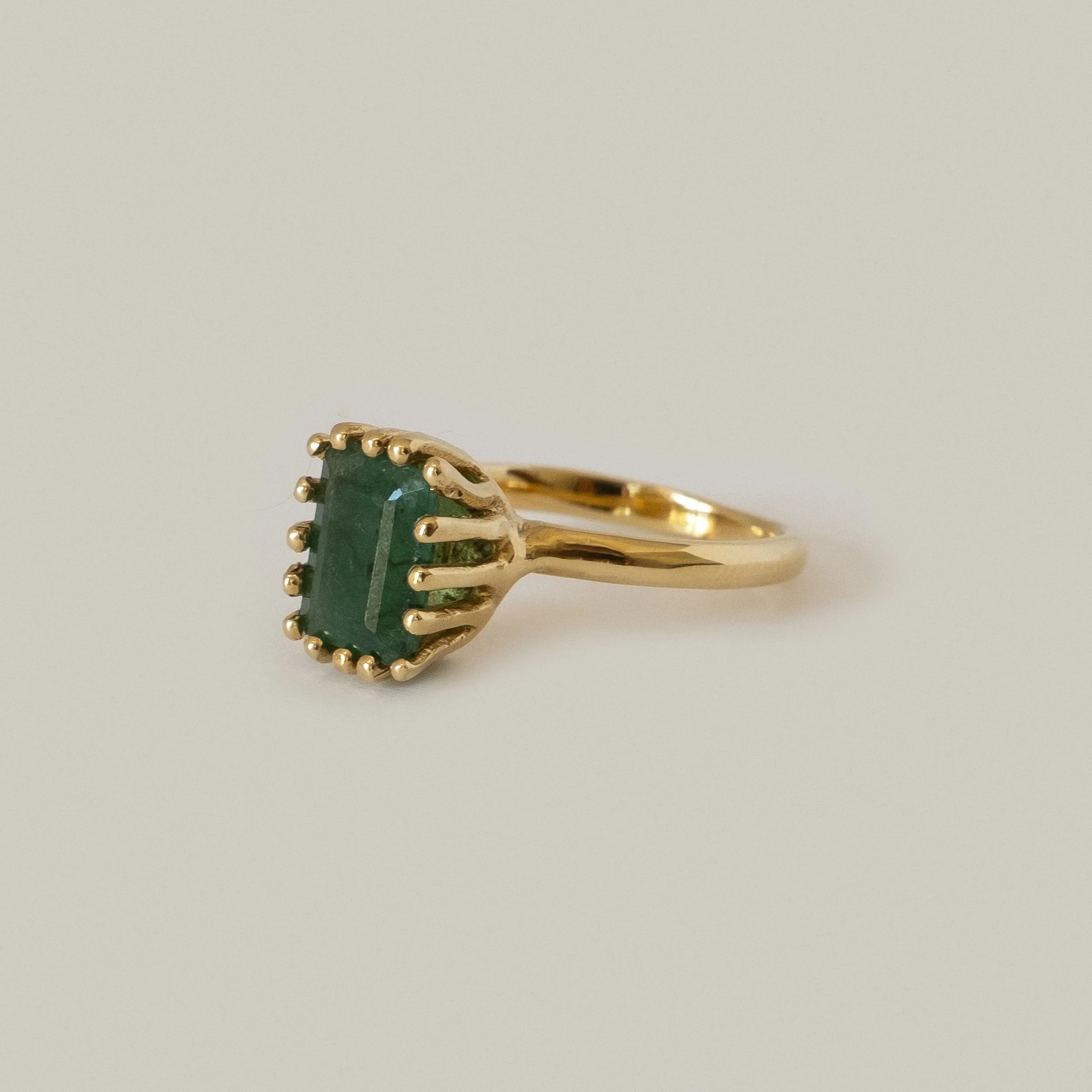 Merewif - Ramona Ring | Gold & Raw Emerald