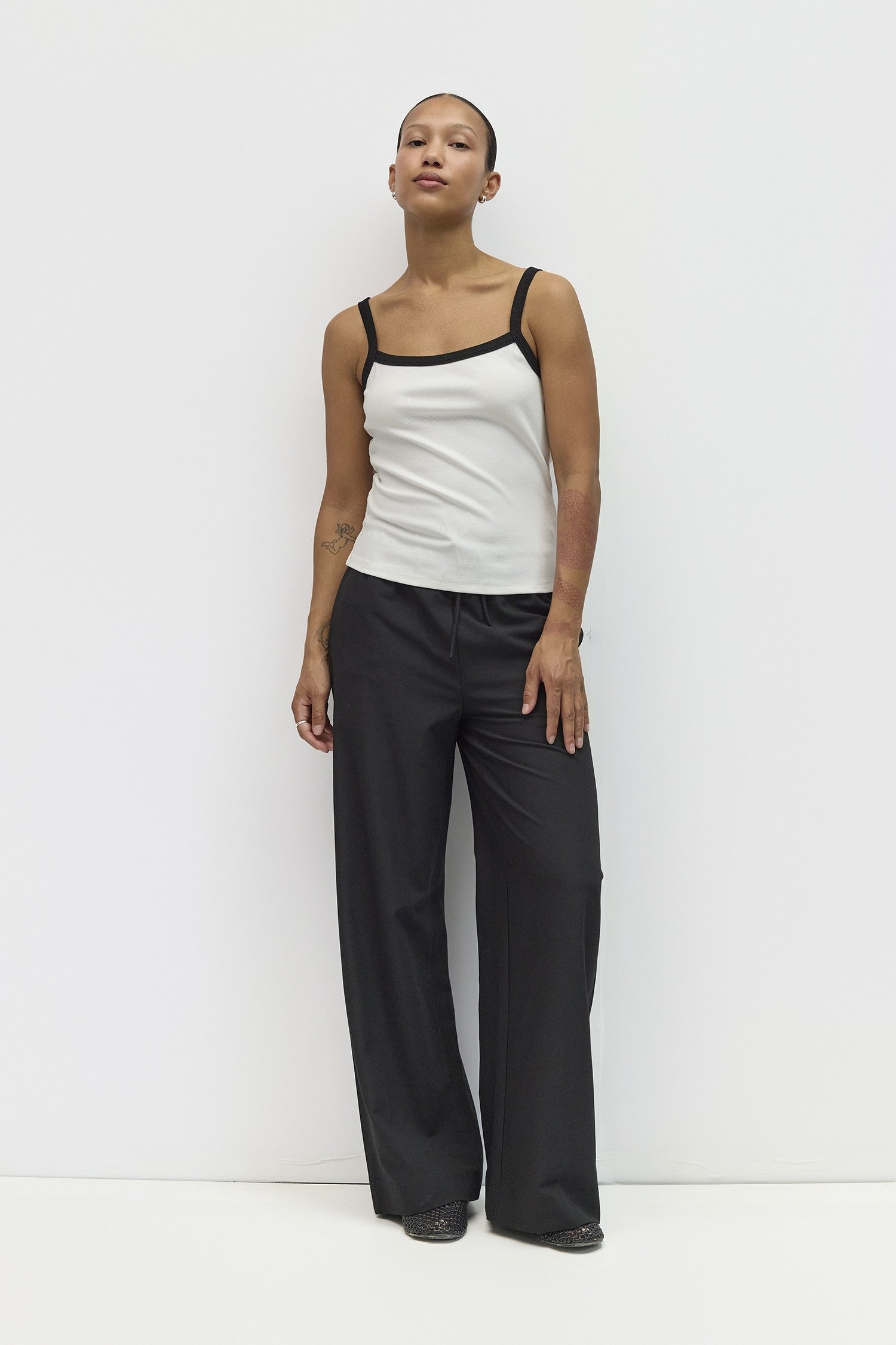 Mod Ref - The Lheane Tank | White-Black
