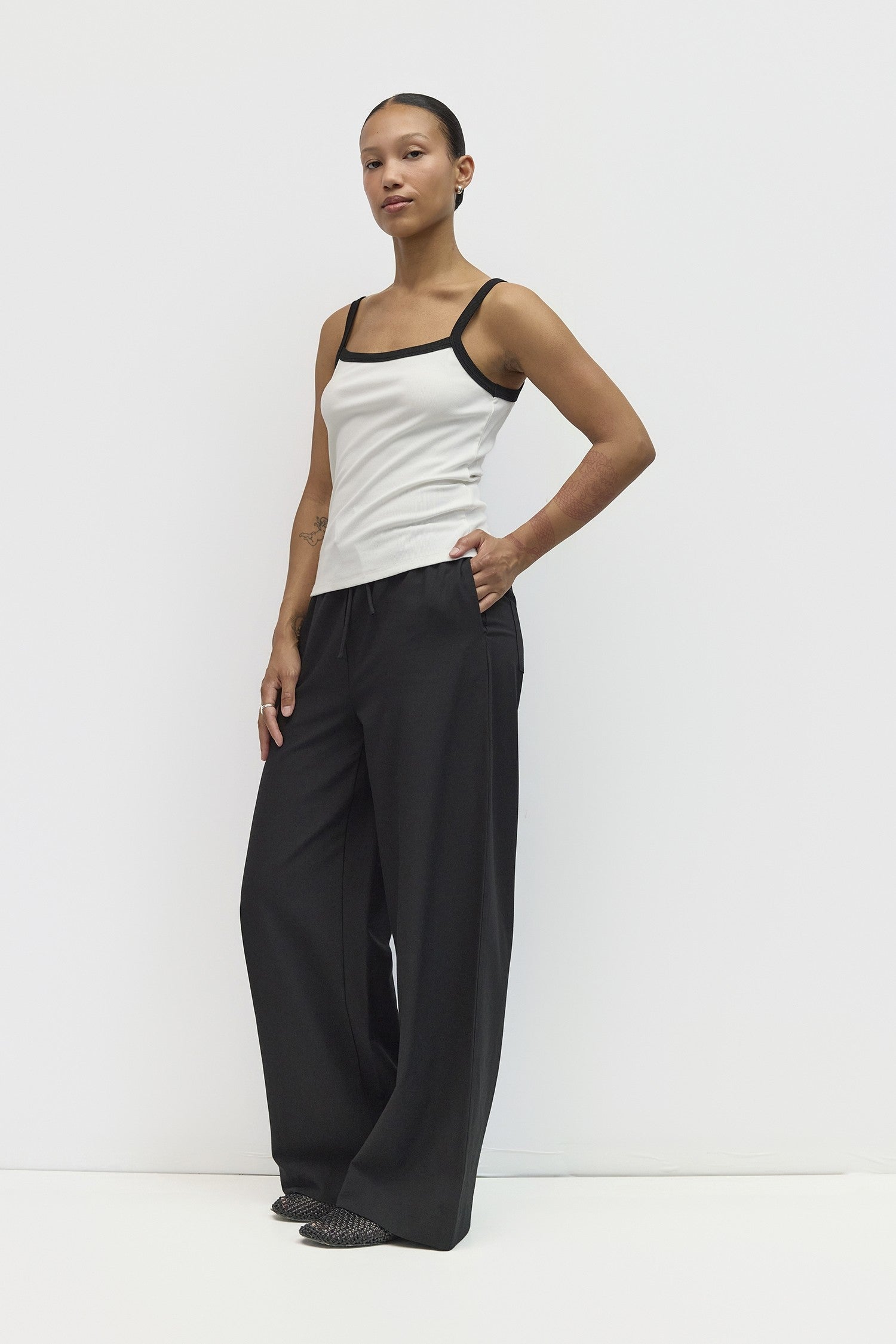 Mod Ref - The Lheane Tank | White-Black